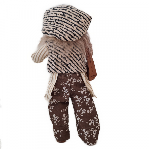 Sehr cool gekleidete Frau mit Blumenhose